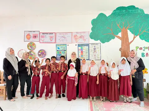Jemput Bola Kartu Identitas Anak (KIA) di Sekolah