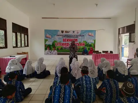 DISPERSIP Tabalong Dorong Budaya Literasi melalui Gerakan Literasi Sekolah di SMPN 1 Muara Harus