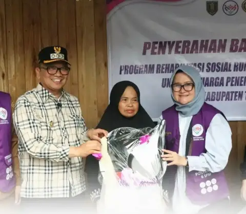 Serahkan Bantuan Bedah Rumah di Jaro, Bupati Sampaikan Sejumlah Program Prioritas