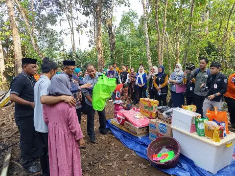 Dinas Sosial P3AP2KB Kabupaten Tabalong Salurkan Bantuan Sembako bagi Korban Kebakaran di Desa Garagata