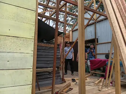 Bupati Tabalong Serahkan Bantuan Rehabilitasi Rumah Warga Terdampak Pohon Tumbang di Desa Tanta