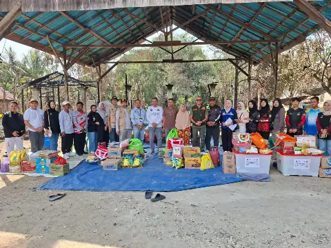 Dinas Sosial P3AP2KB Kabupaten Tabalong Salurkan Bantuan Logistik bagi Korban Kebakaran di Desa Lok Batu