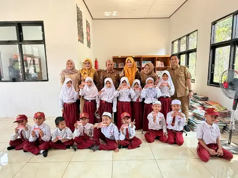 Jemput Bola Kartu Identitas Anak (KIA) di Sekolah