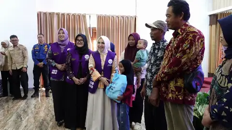 Pemprov Kalsel Serahkan Bantuan Bagi Warga, Bunda PAUD Tabalong Beri Apresiasi