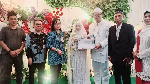 Disdukcapil Serahkan Dokumen Kependudukan dan Laksanakan Aktivasi IKD bagi Pasangan Pengantin di Mal Pelayanan Publik
