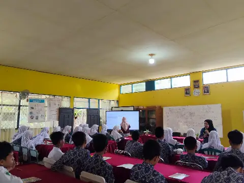 DISPERSIP TABALONG DORONG BUDAYA BACA MELALUI GERAKAN LITERASI SEKOLAH DI SMPN 1 BANUA LAWAS