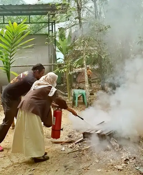 Sosialisasi Penggunaan Alat Pemadam Api Ringan (APAR)