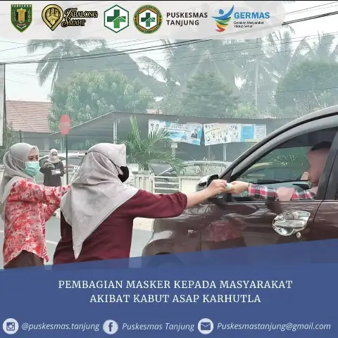 Pembagian MAsker Kepada Masyarakat Akibat Kabut Asap Karhul