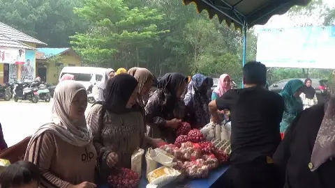 Penghasilan Tak Menentu, Pasar Murah Jadi Harapan Warga Uwie!