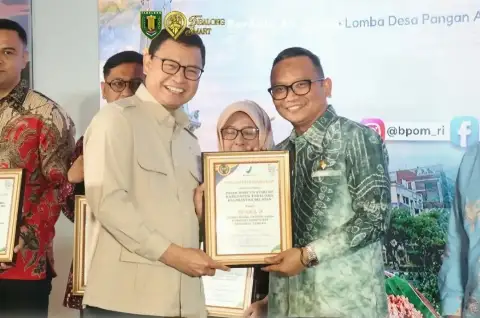 Bupati Tabalong Menerima Penghargaan Terbaik 3 Nasional Pengelolaan Pangan Aman untuk Pasar Mabu'un Syari'ah dan Kelurahan Pembataan