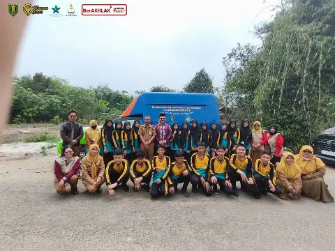 DISPERSIP TABALONG GENCARKAN LITERASI MELALUI LAYANAN PERPUSTAKAAN KELILING DI TIGA SEKOLAH